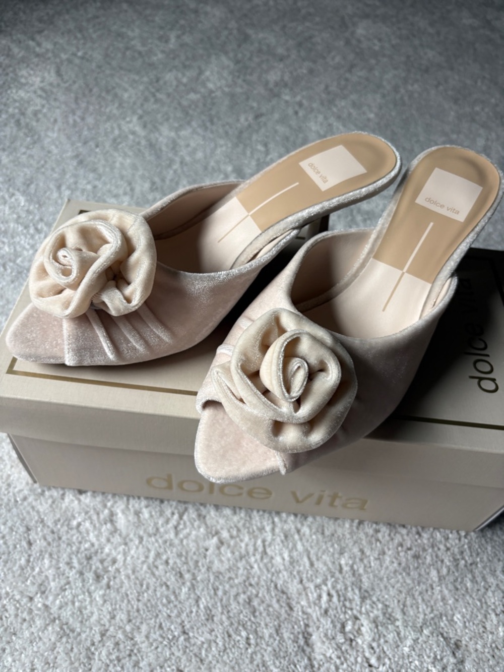 Dolce Vita Cream Velvet Peep-Toe Kitten Heels with Rosette size 7